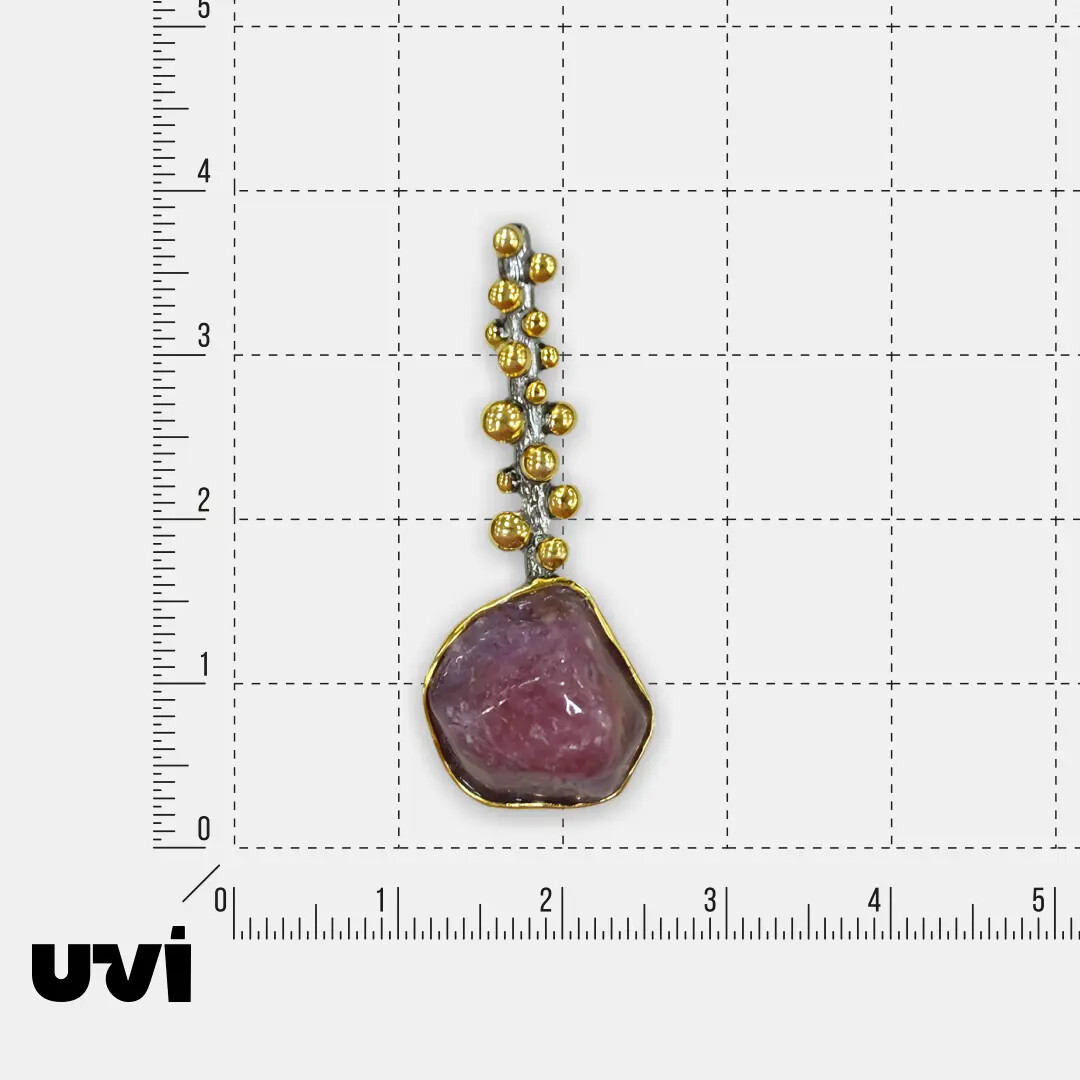 Серебряная подвеска с корундом