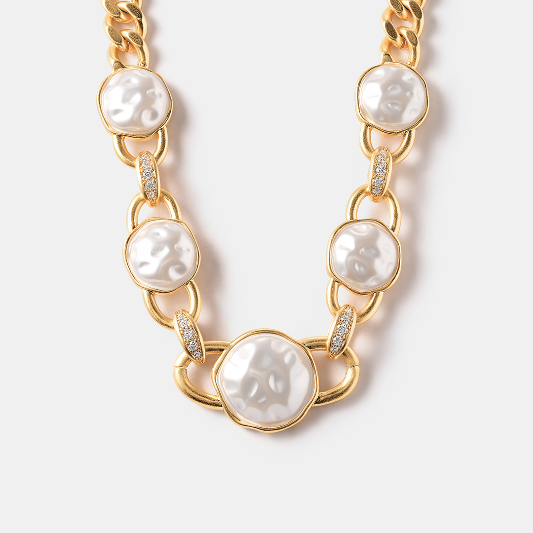 Бижутерное колье с жемчугом