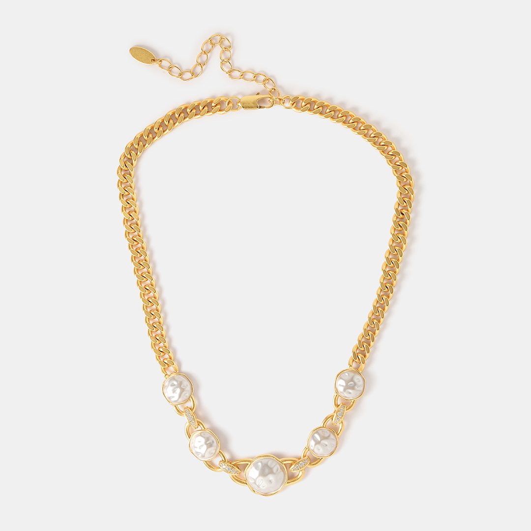 Бижутерное колье с жемчугом