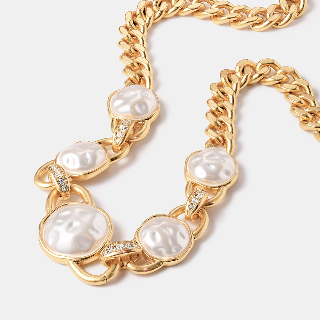 Бижутерное колье с жемчугом