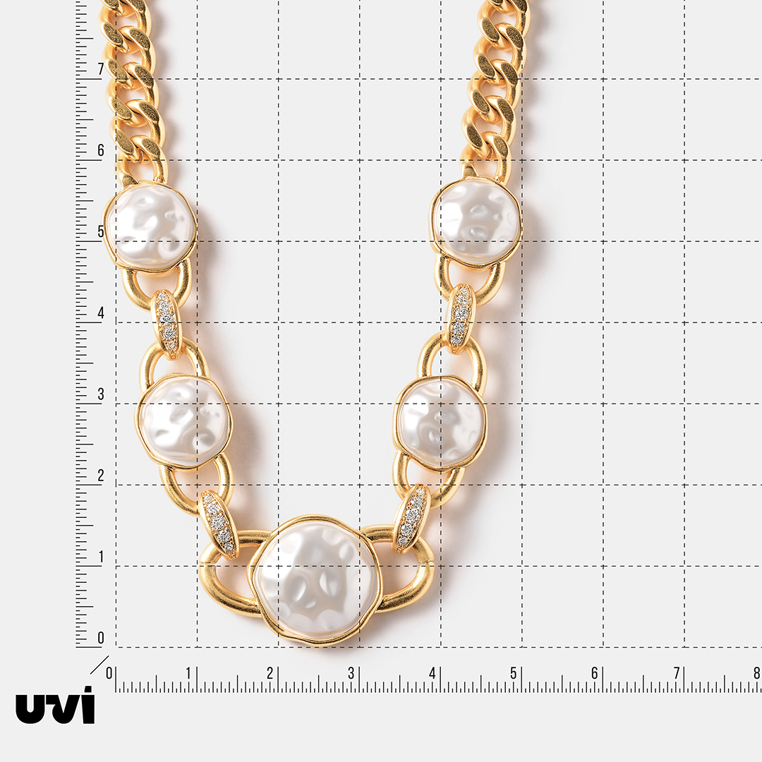 Бижутерное колье с жемчугом