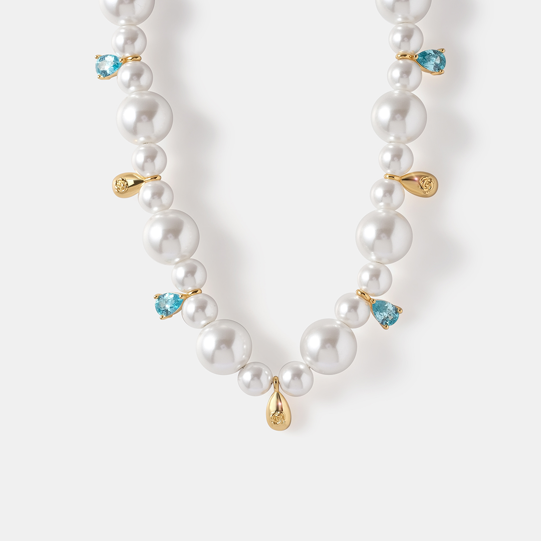 Бижутерное колье с жемчугом