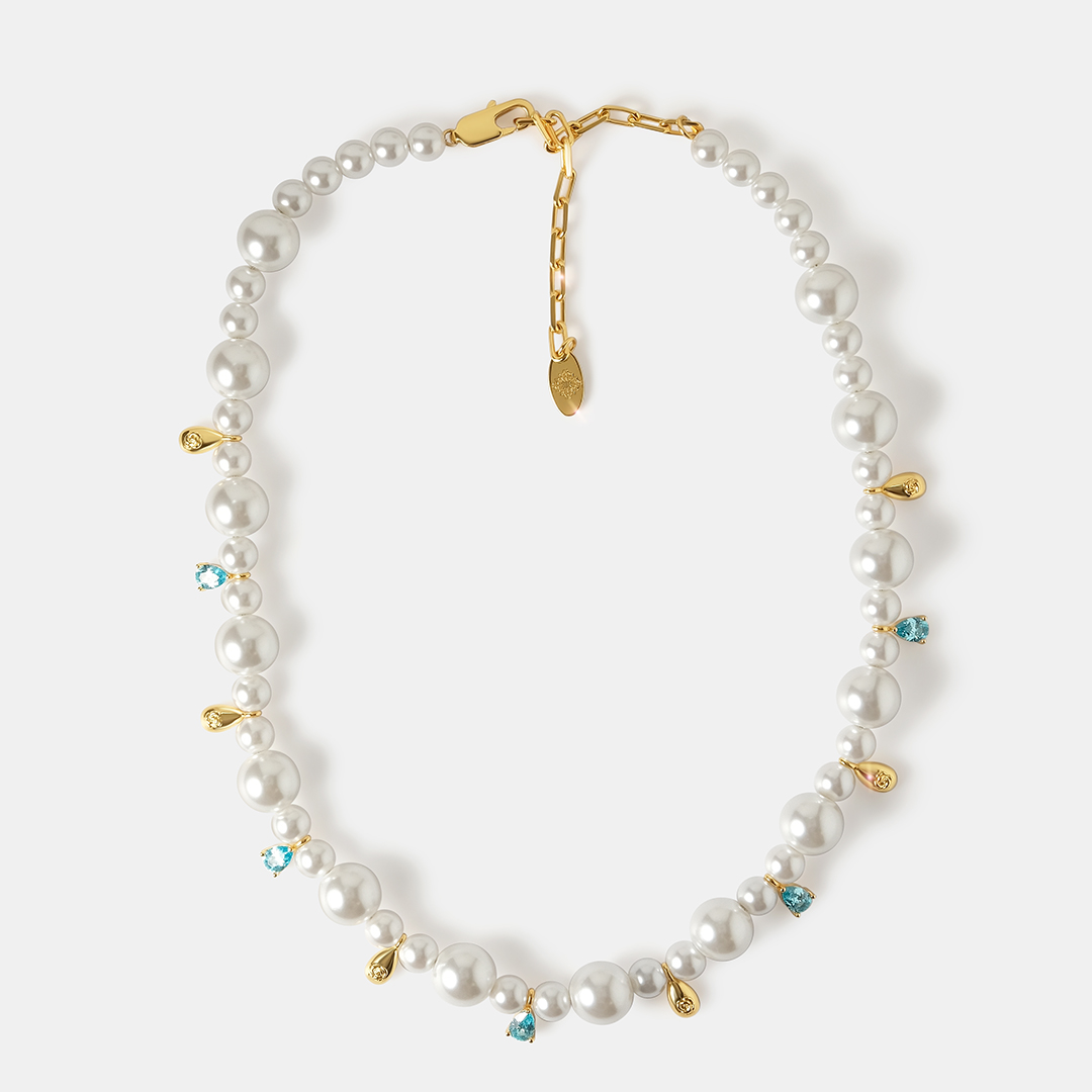 Бижутерное колье с жемчугом