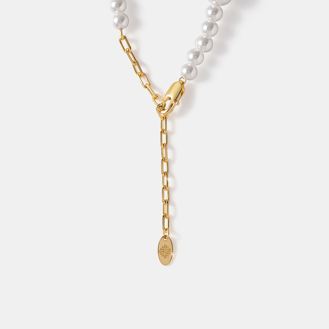 Бижутерное колье с жемчугом