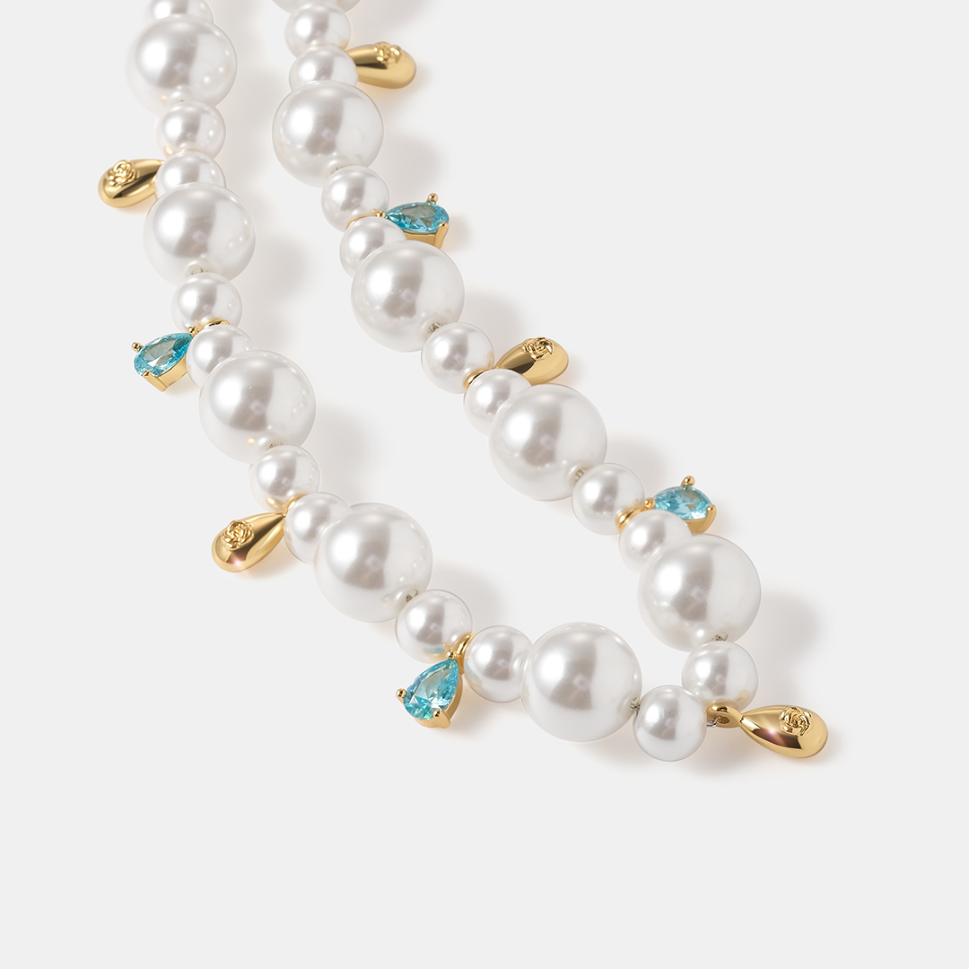 Бижутерное колье с жемчугом