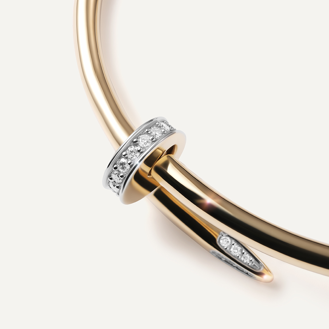 Жесткий браслет из желтого золота с бриллиантами "Гвоздь"