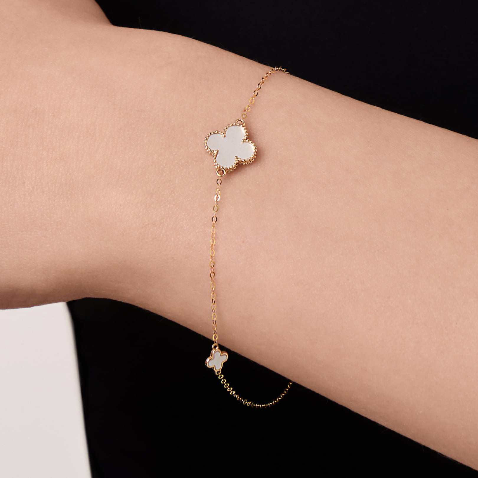 Браслет из желтого золота с перламутром "Клевер"