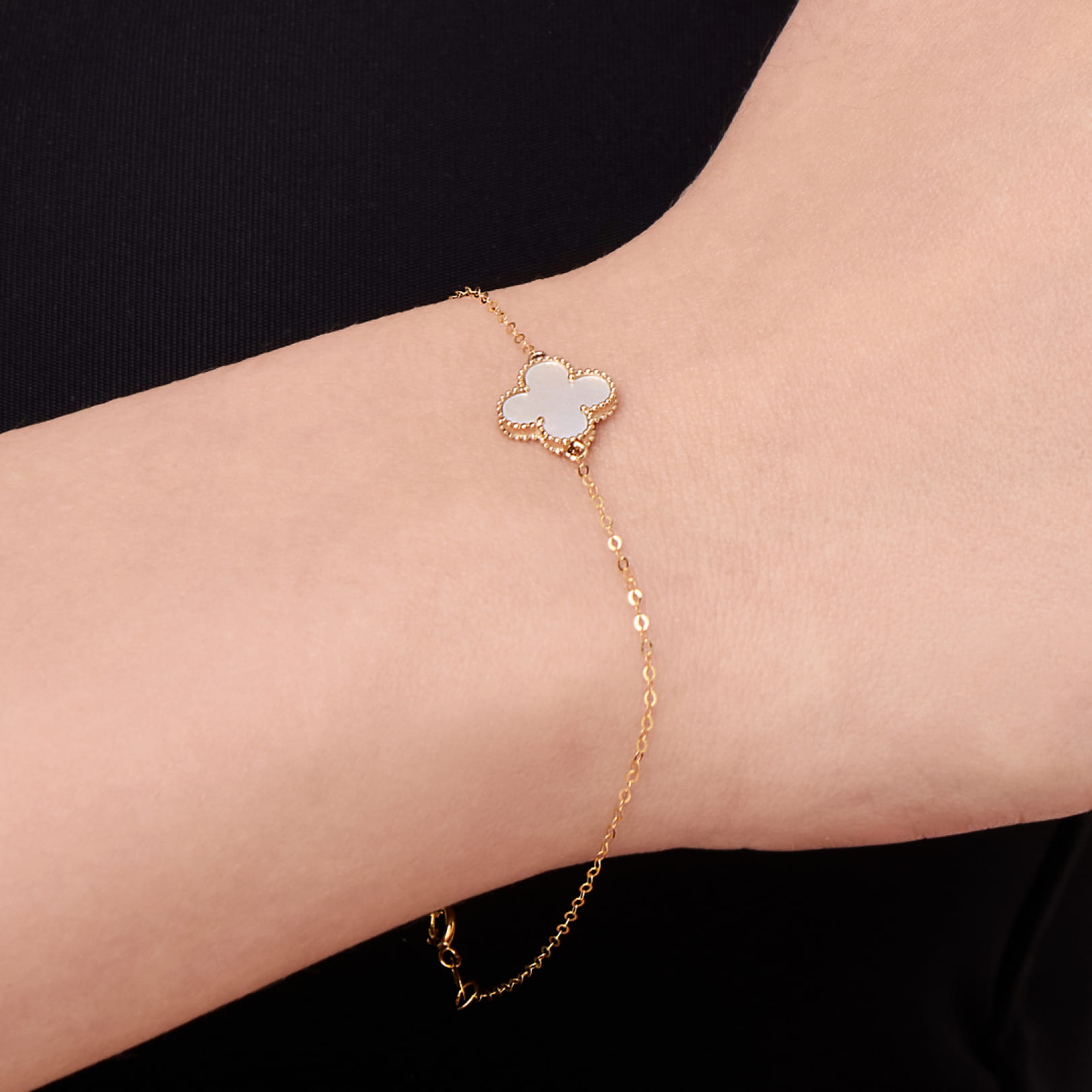 Браслет из желтого золота с перламутром "Клевер"