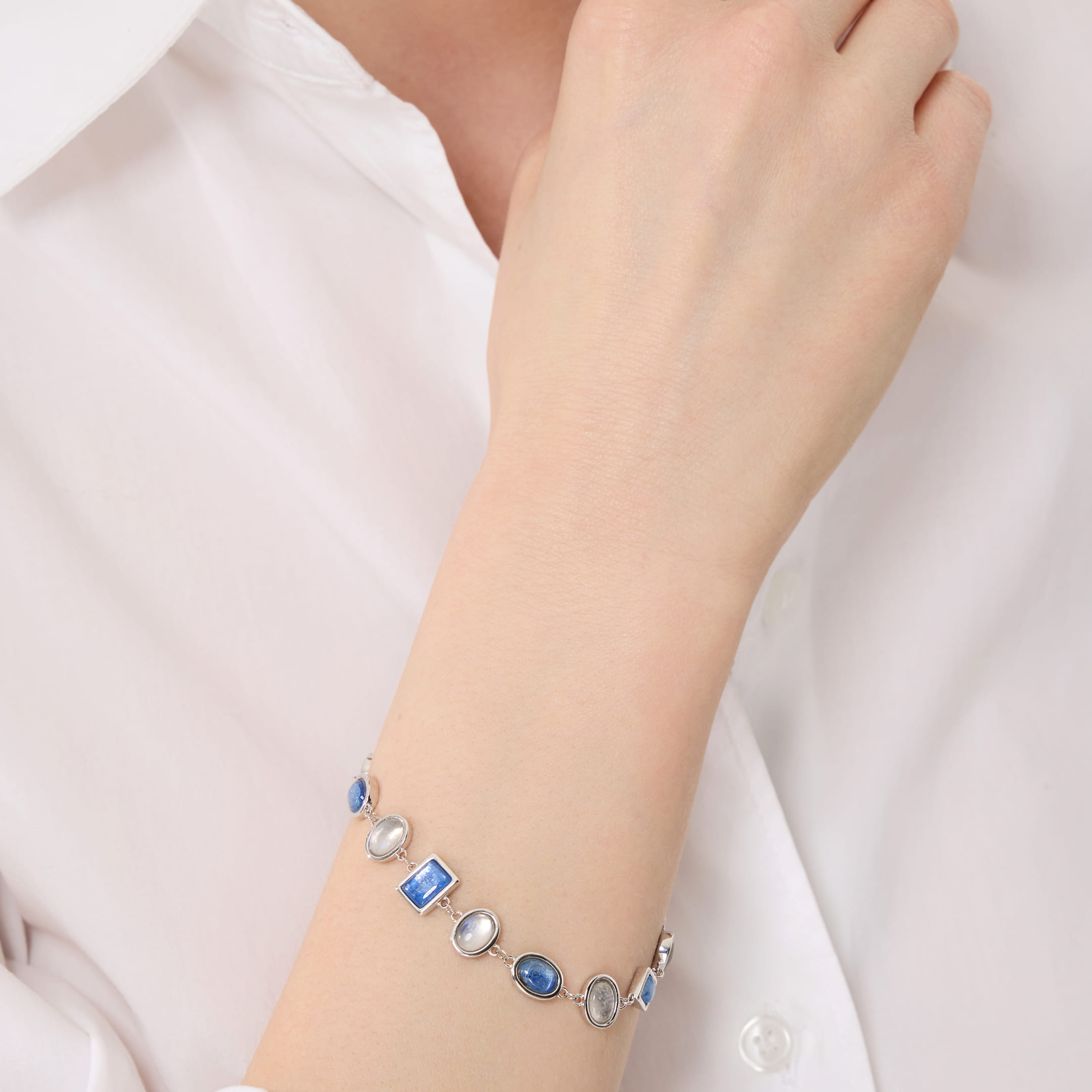 Серебряный браслет с кианитами и лунными камнями