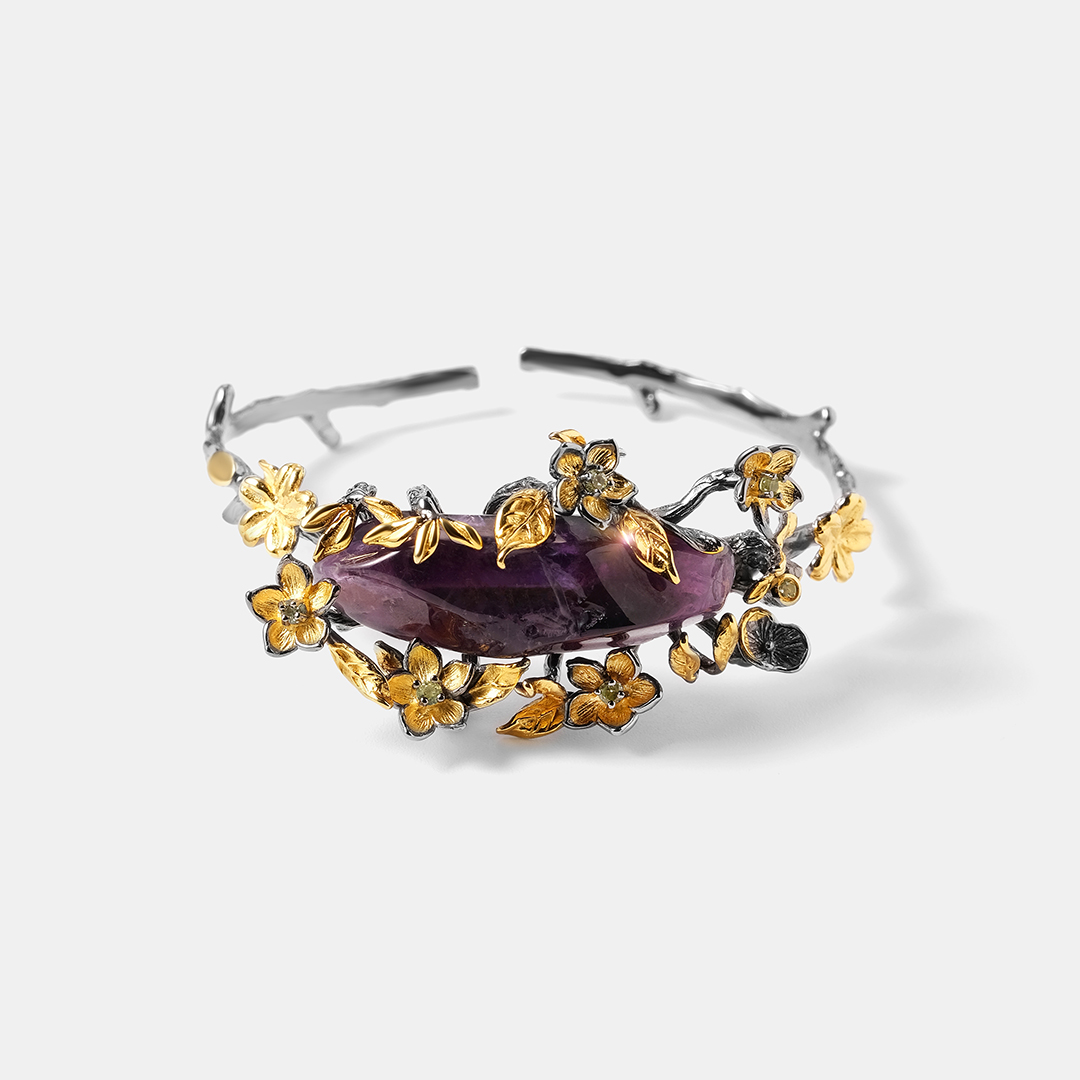 Серебряный жесткий незамкнутый браслет с аметистом "Цветы"