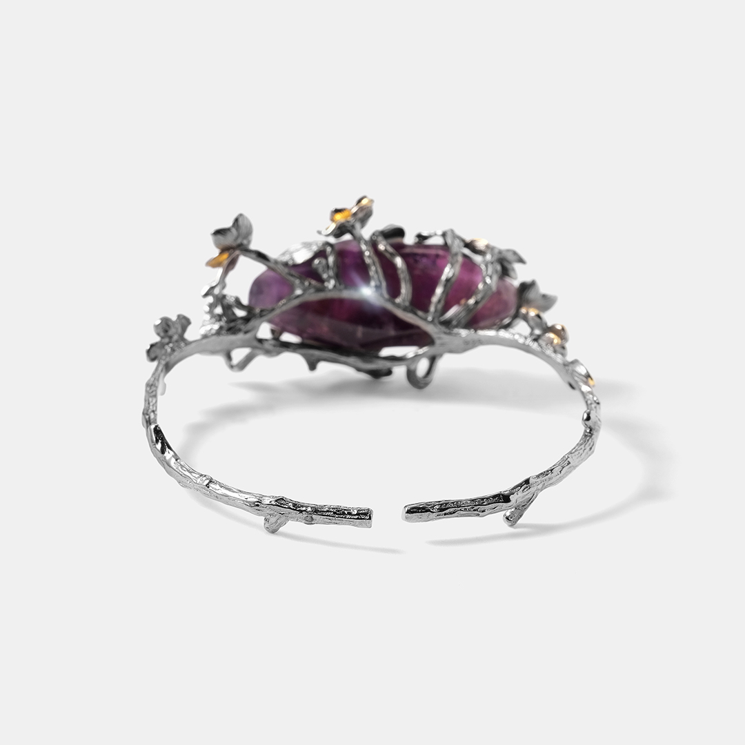 Серебряный жесткий незамкнутый браслет с аметистом "Цветы"