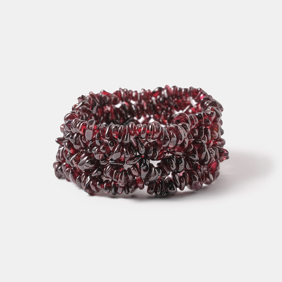 Браслет из граната на резинке