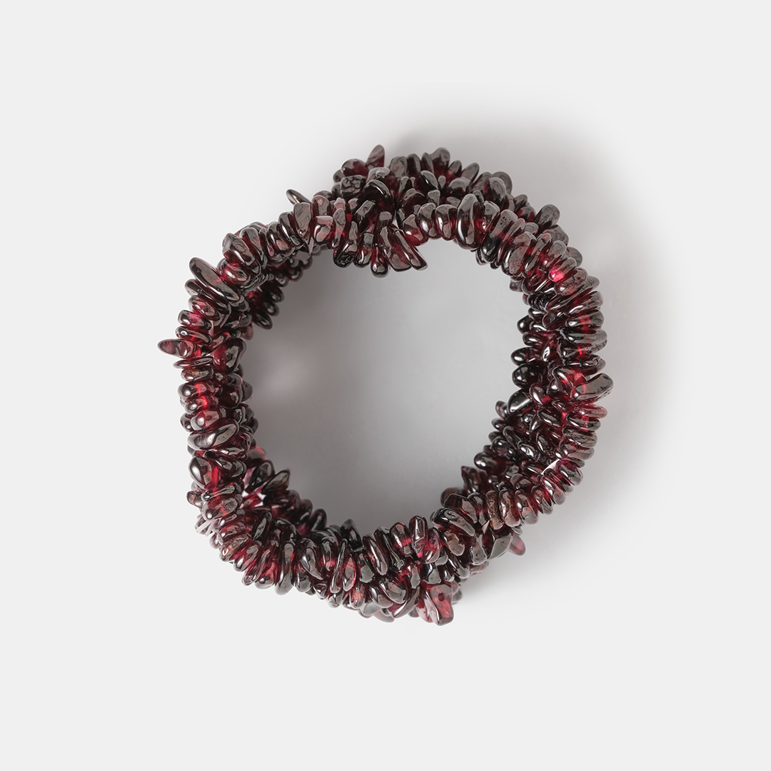 Браслет из граната на резинке