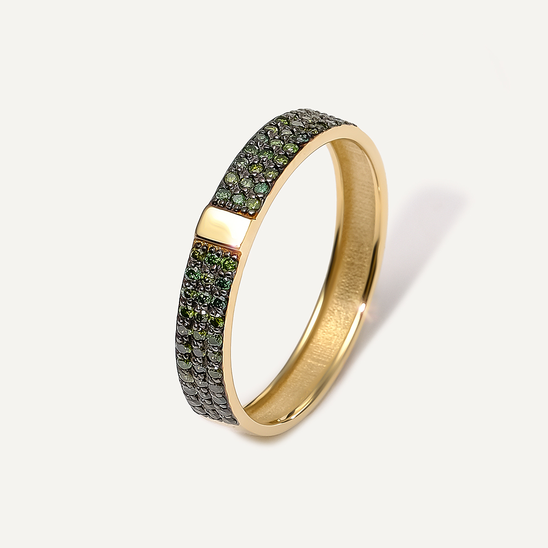 Кольцо из желтого золота с зелеными бриллиантами
