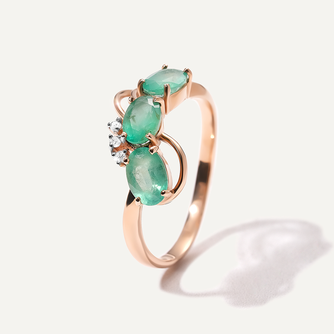 Кольцо из золота с изумрудами