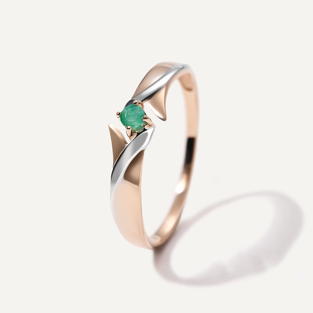 Кольцо из золота с изумрудом