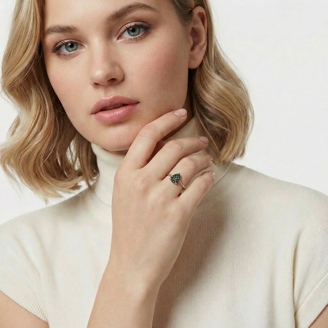 Кольцо из золота с зелеными бриллиантами