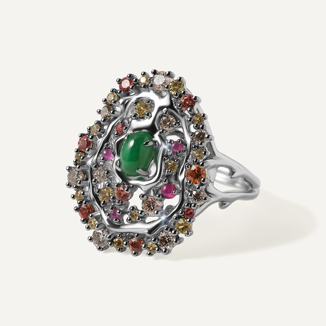 Кольцо из белого золота с изумрудом, сапфирами и рубинами
