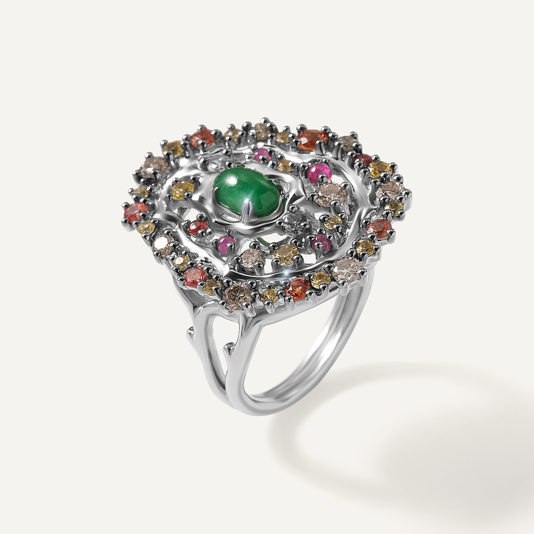 Кольцо из белого золота с изумрудом, сапфирами и рубинами