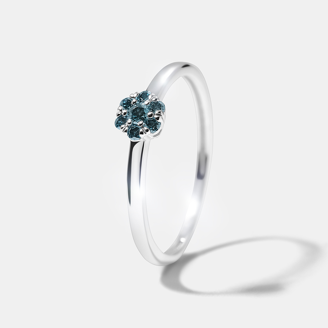 Кольцо из белого золота с голубыми бриллиантами "Цветок"