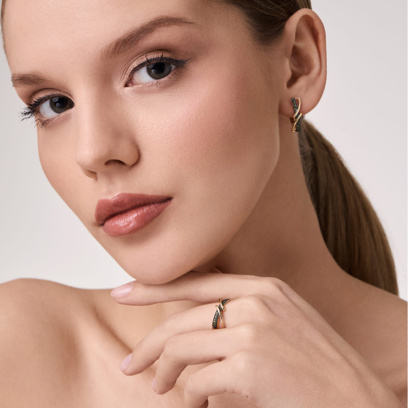 Кольцо из желтого золота с зелеными бриллиантами