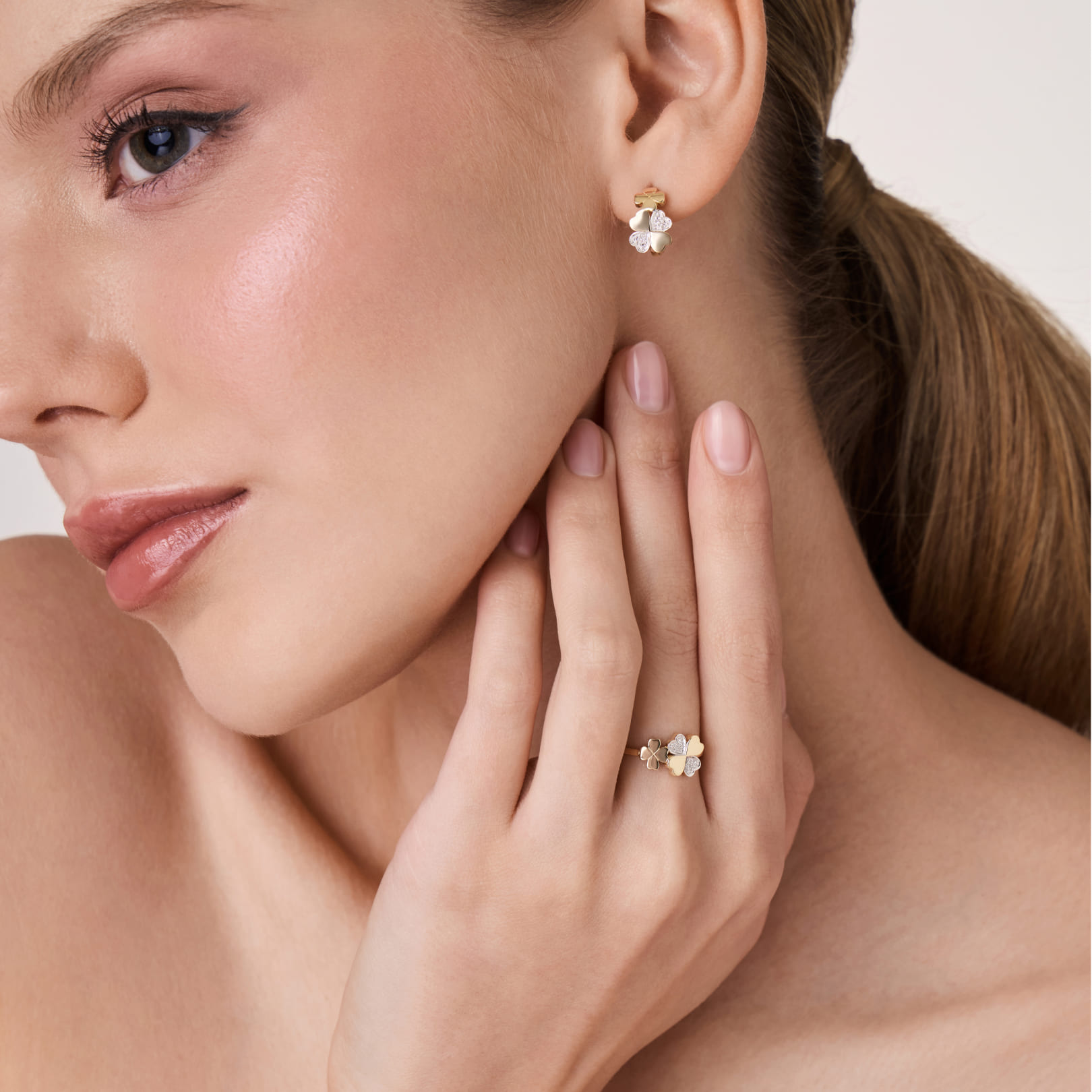 Кольцо из желтого золота с бриллиантами "Клевер"