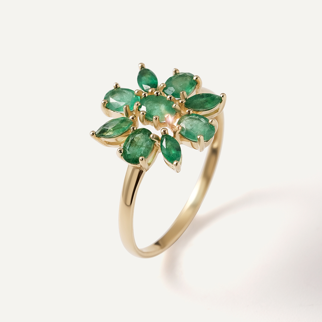Кольцо из желтого золота с изумрудами "Цветок"