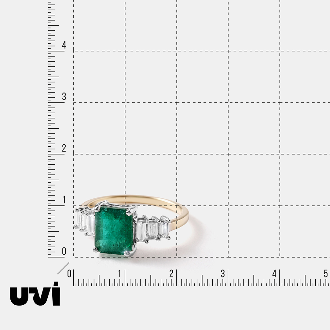 Кольцо из комбинированного золота с изумрудом