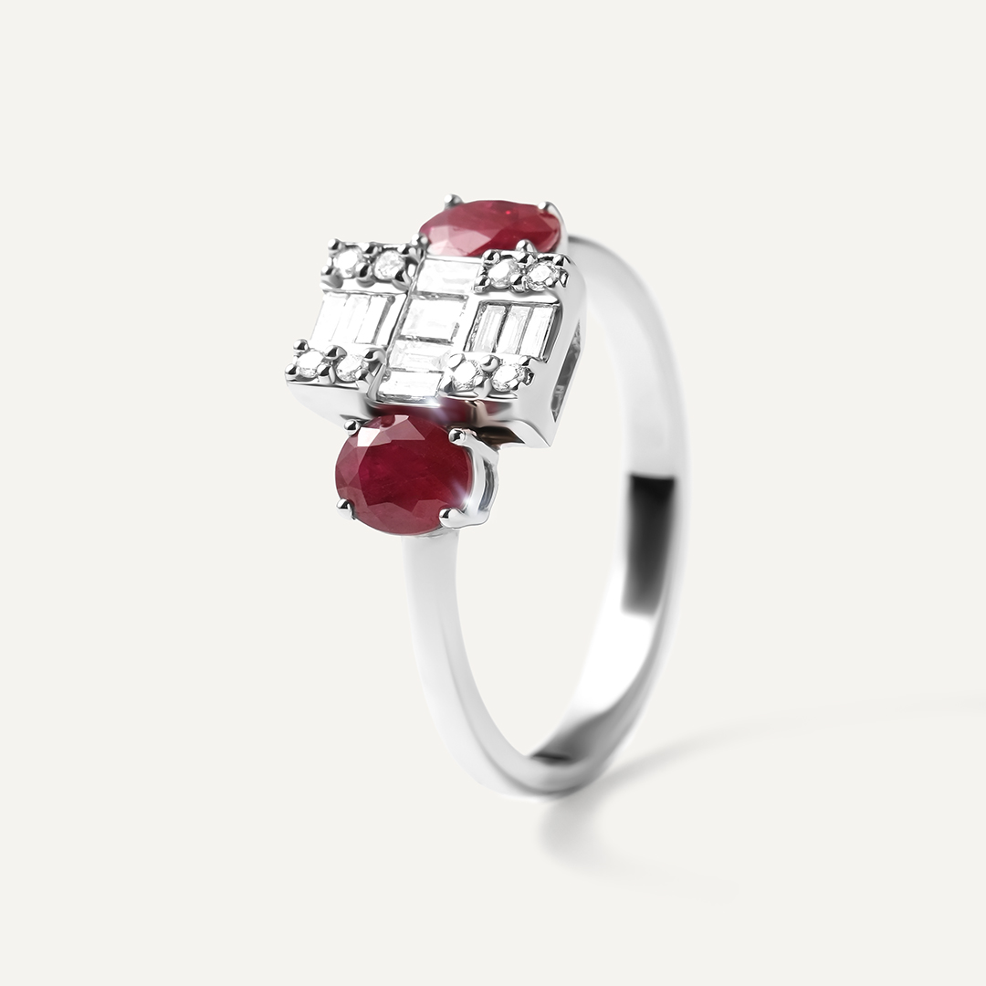 Кольцо из белого золота с бриллиантами и рубинами