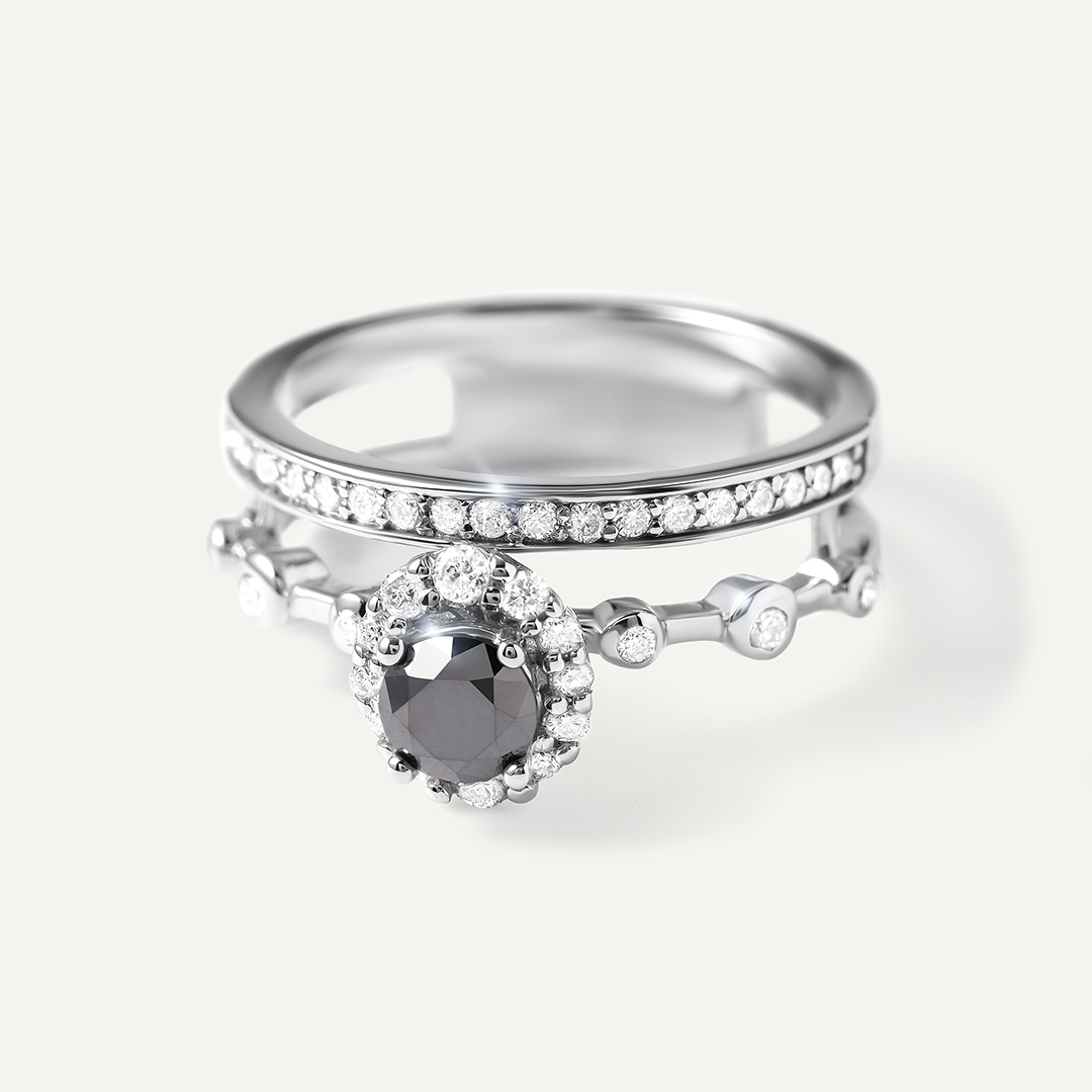 Кольцо из белого золота с черным бриллиантом