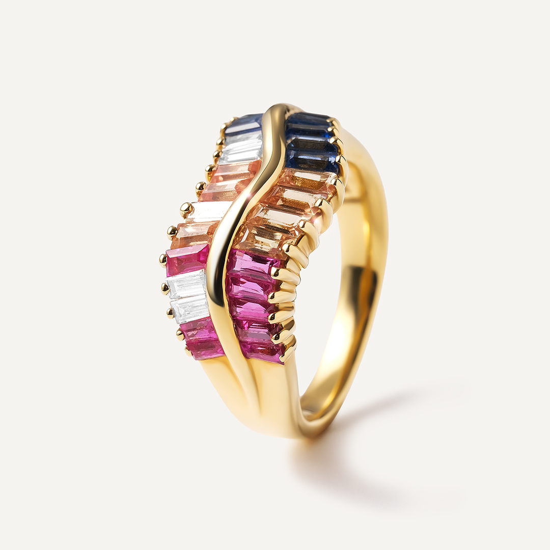 Кольцо из желтого золота с рубинами, бриллиантами и сапфирами