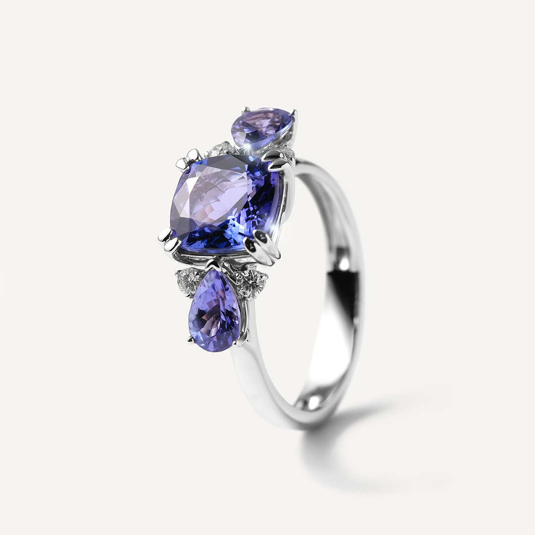 Кольцо из белого золота с танзанитами