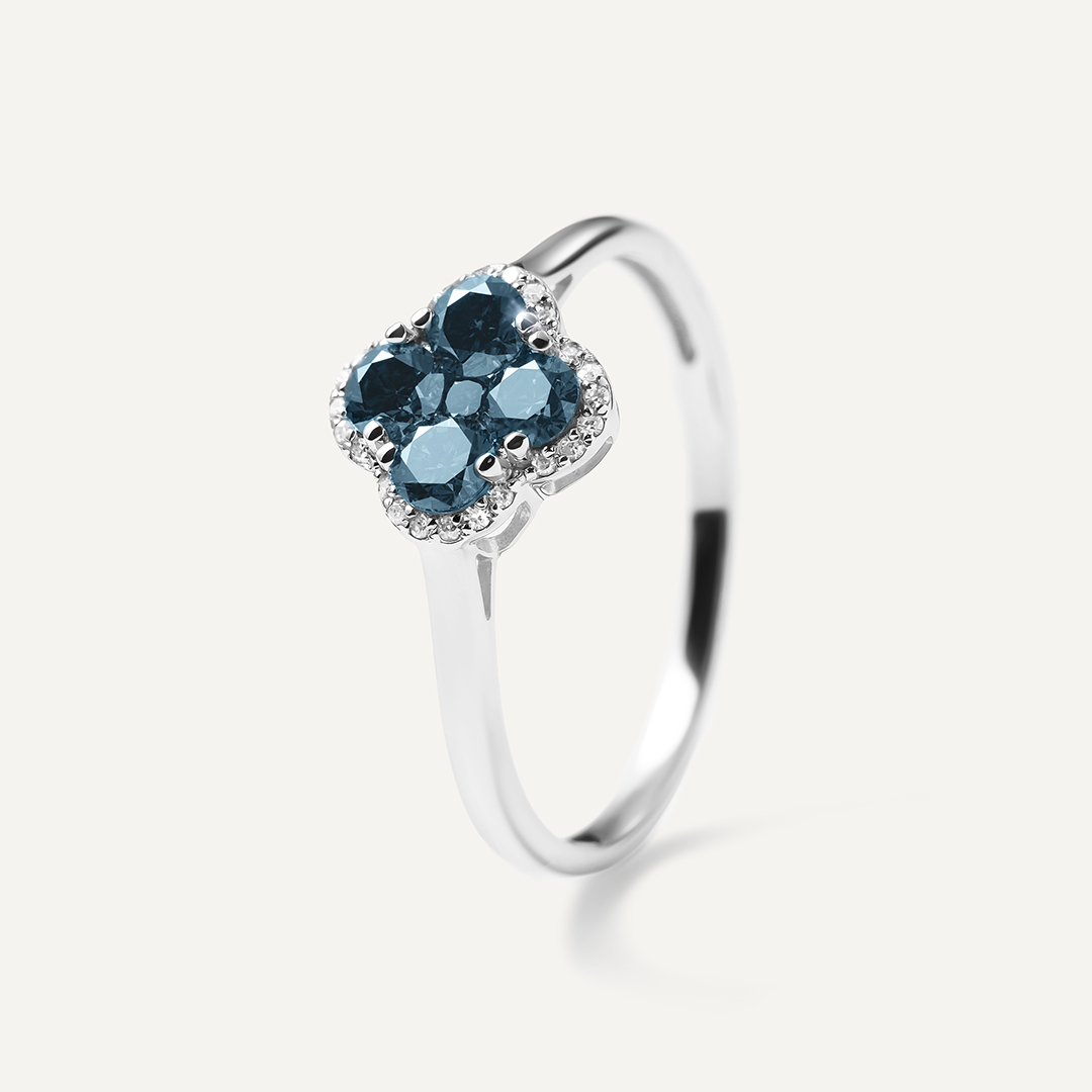 Кольцо из белого золота с голубыми бриллиантами "Клевер"