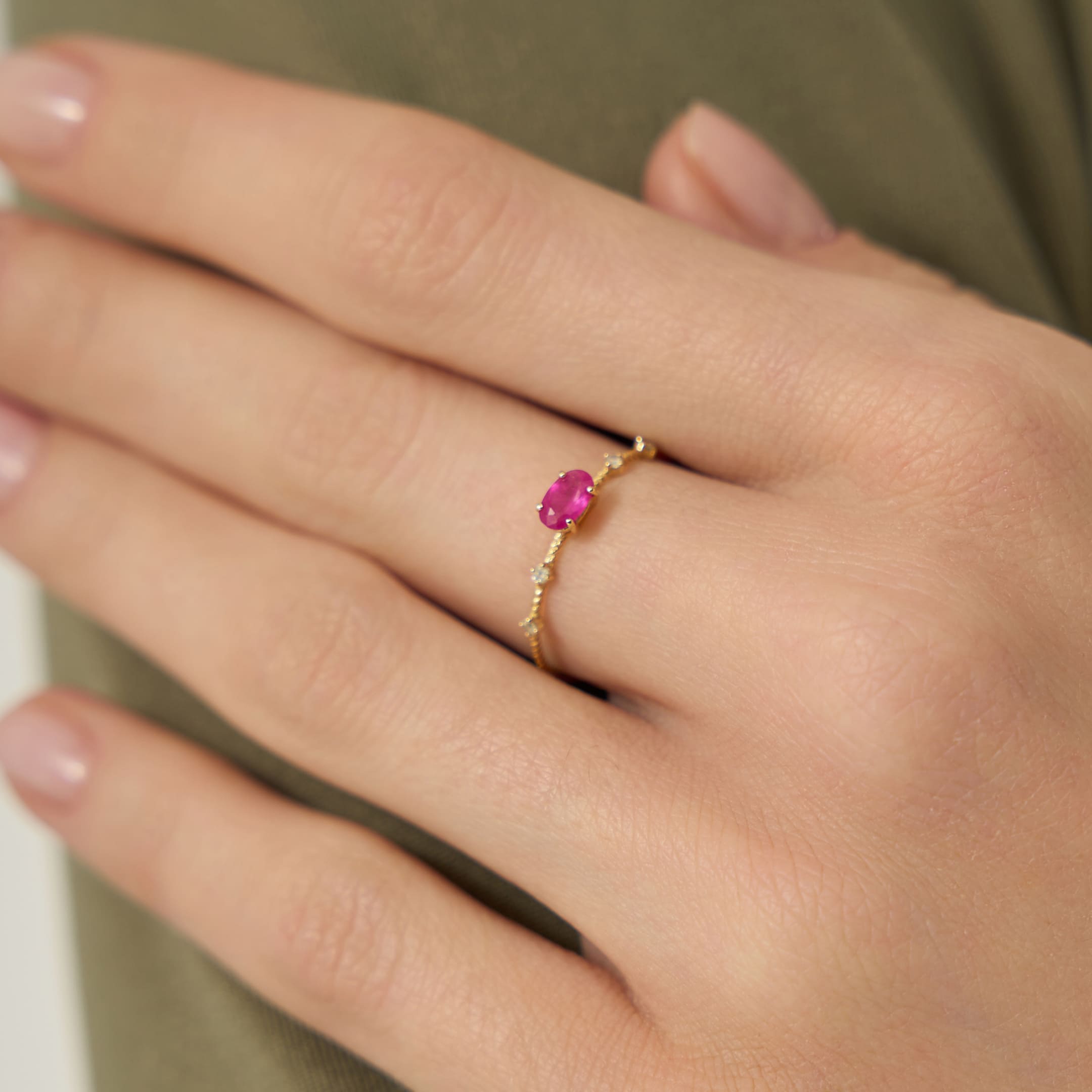 Кольцо из желтого золота с рубином