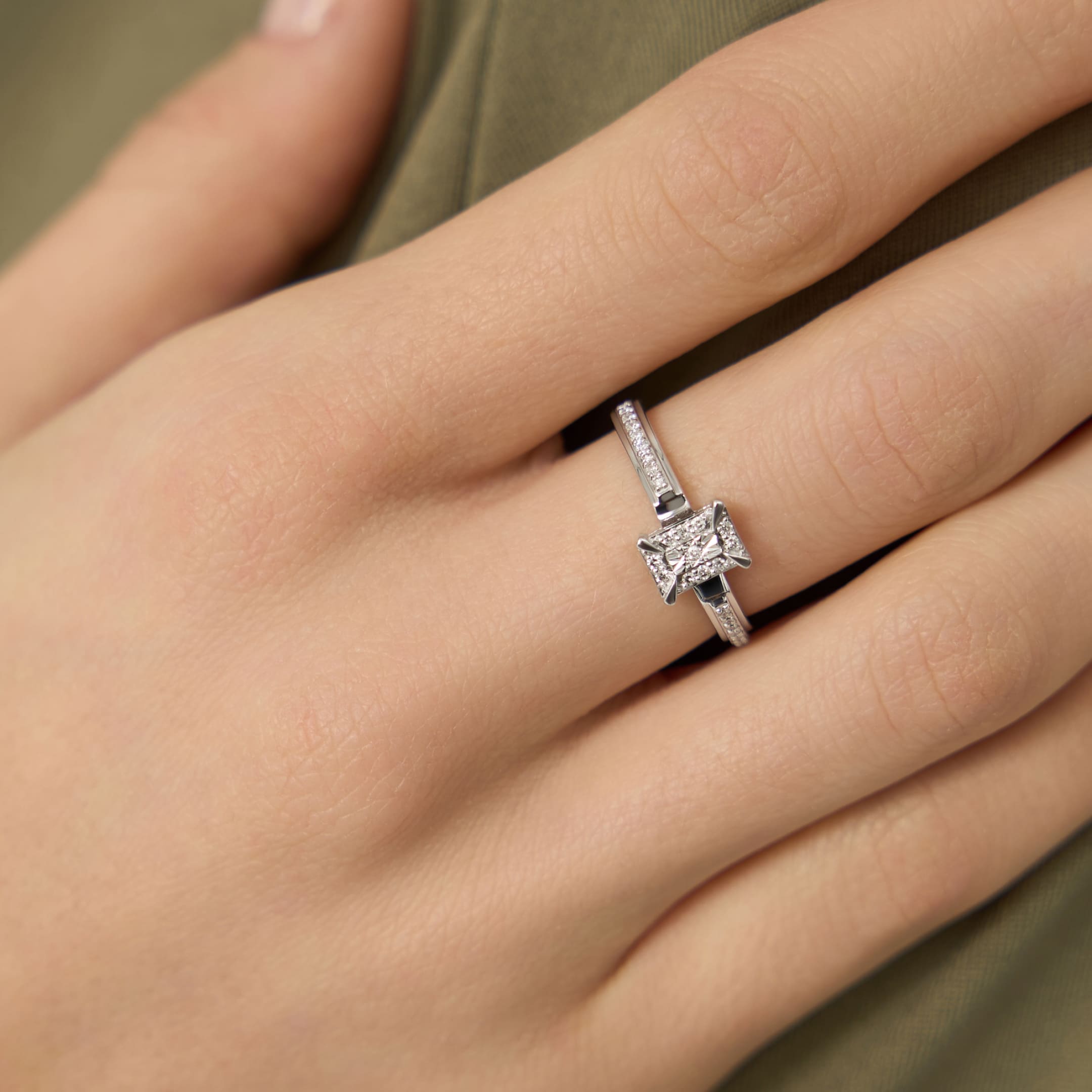 Кольцо из белого золота с бриллиантами