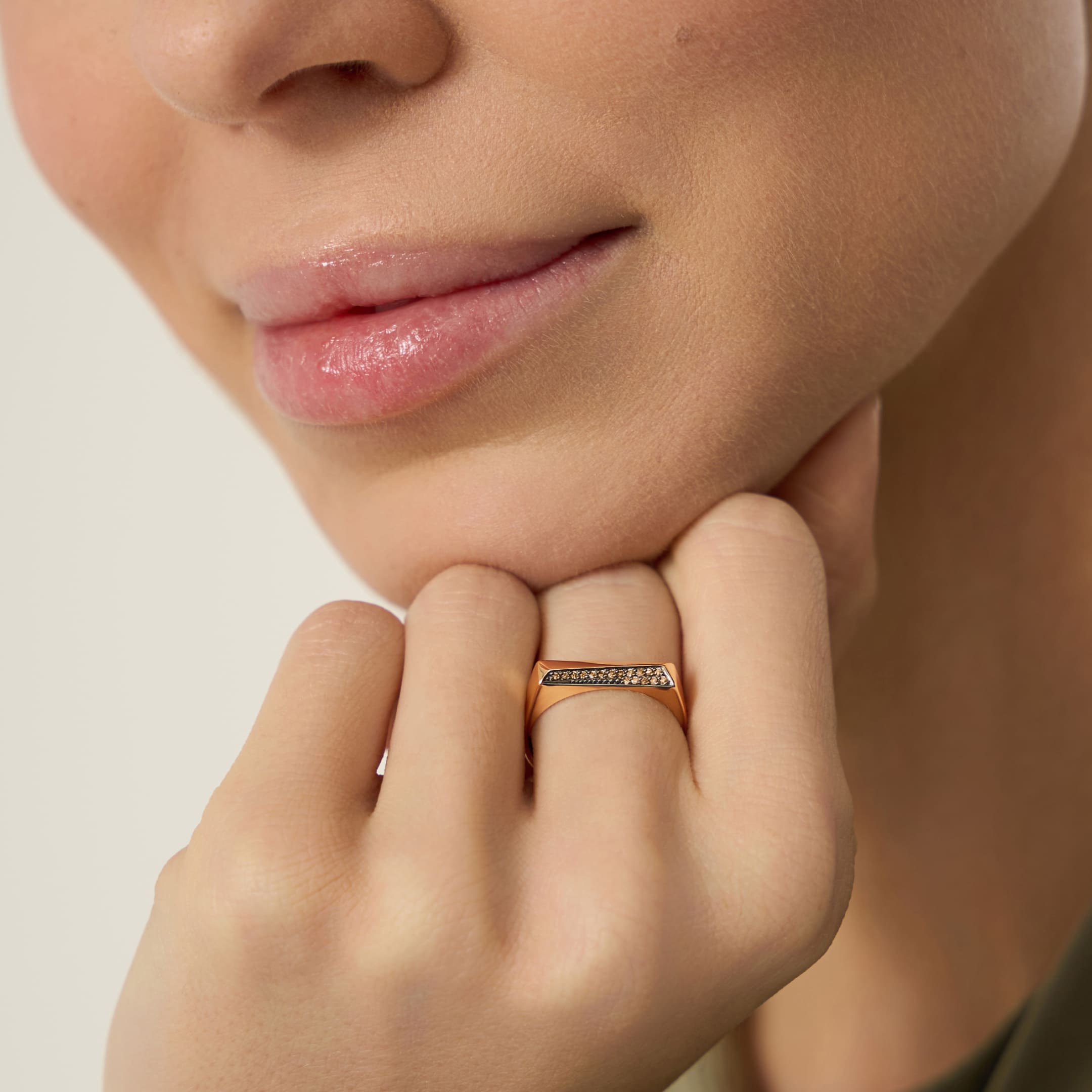 Кольцо из золота с коньячными бриллиантами