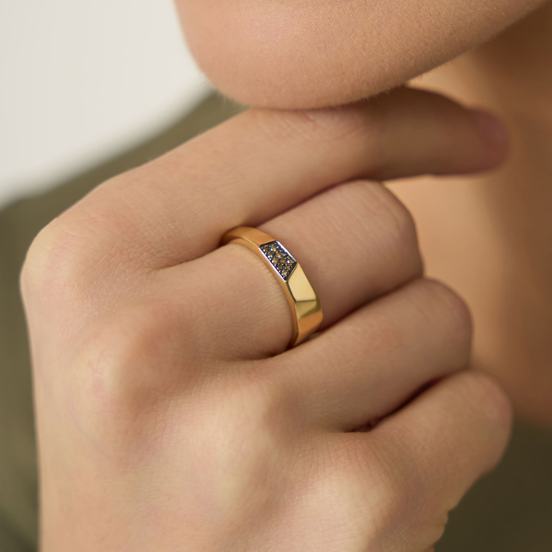 Кольцо из желтого золота с коньячными бриллиантами