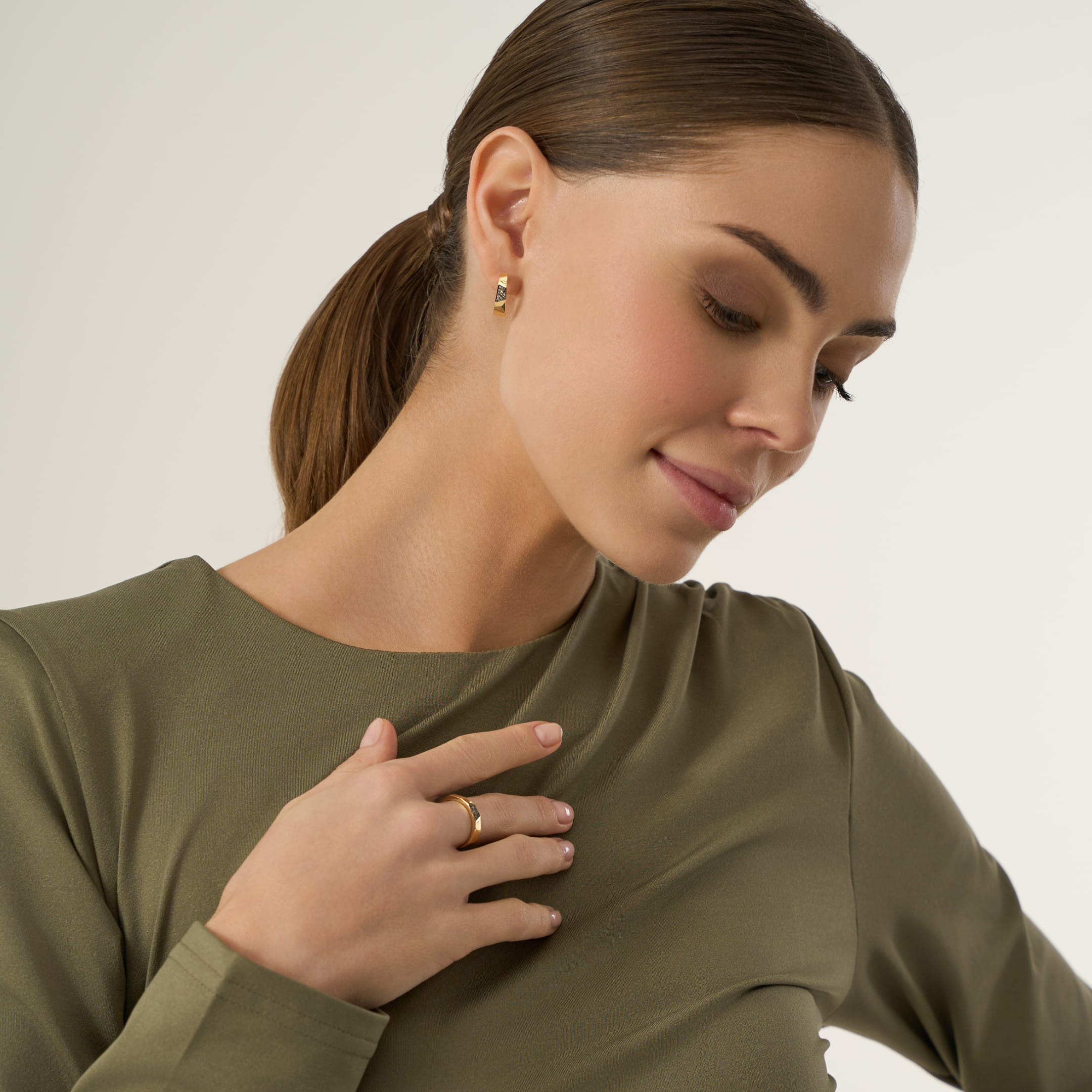 Кольцо из желтого золота с коньячными бриллиантами