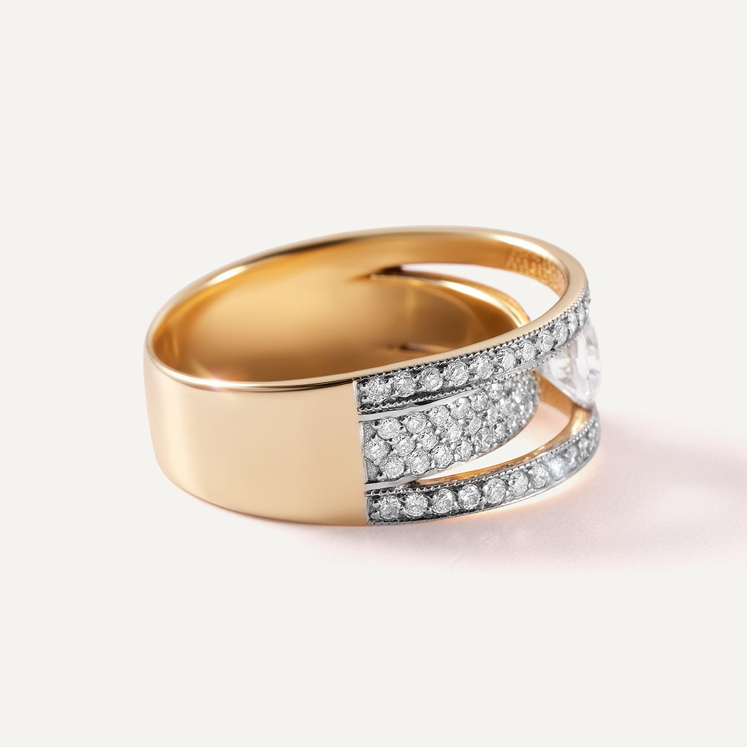 Кольцо из желтого золота с белым сапфиром