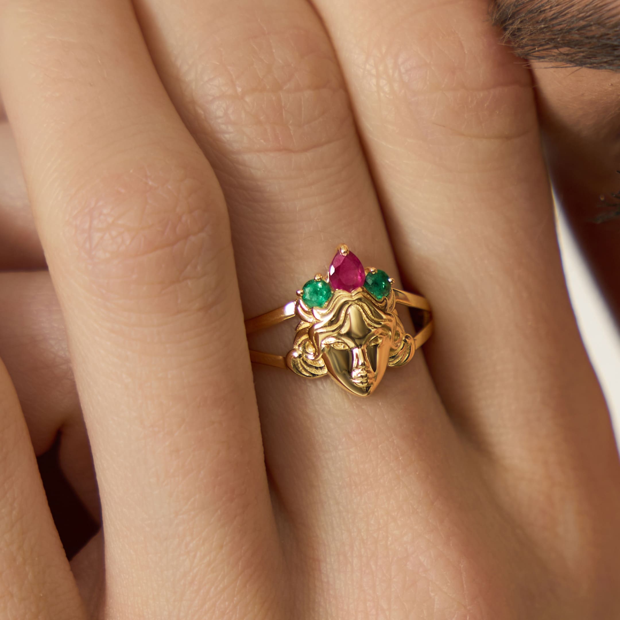 Кольцо из желтого золота с изумрудами и рубином