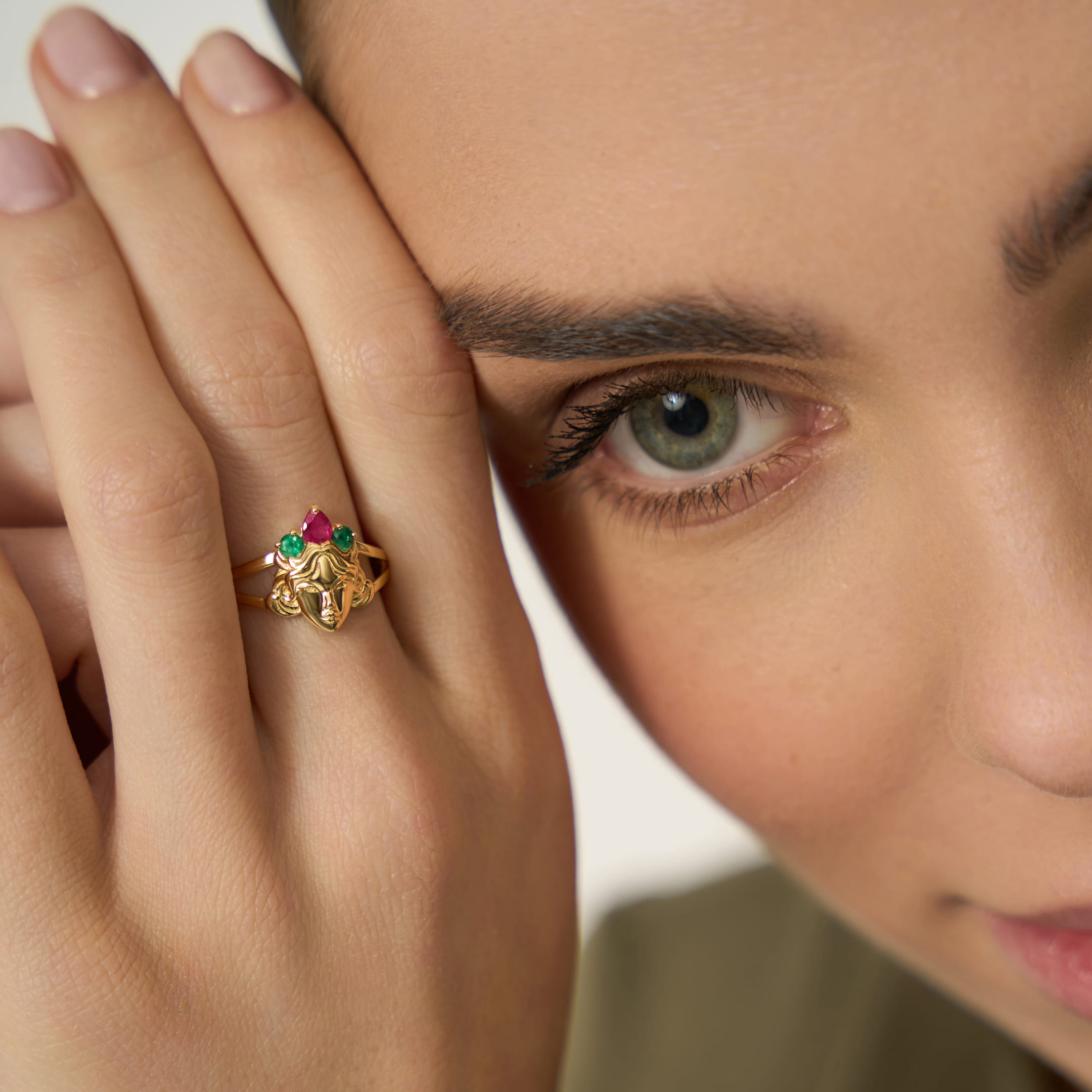 Кольцо из желтого золота с изумрудами и рубином