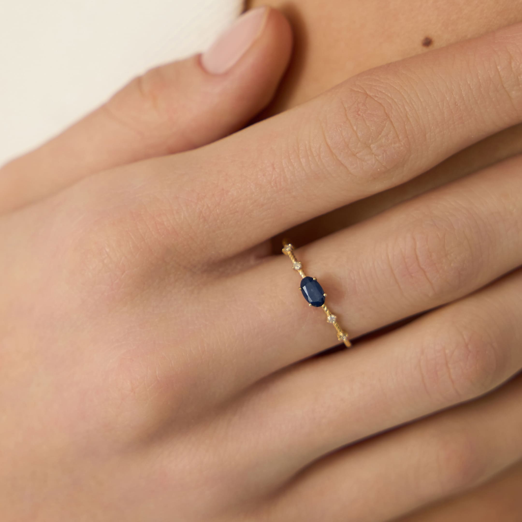 Кольцо из желтого золота с сапфиром