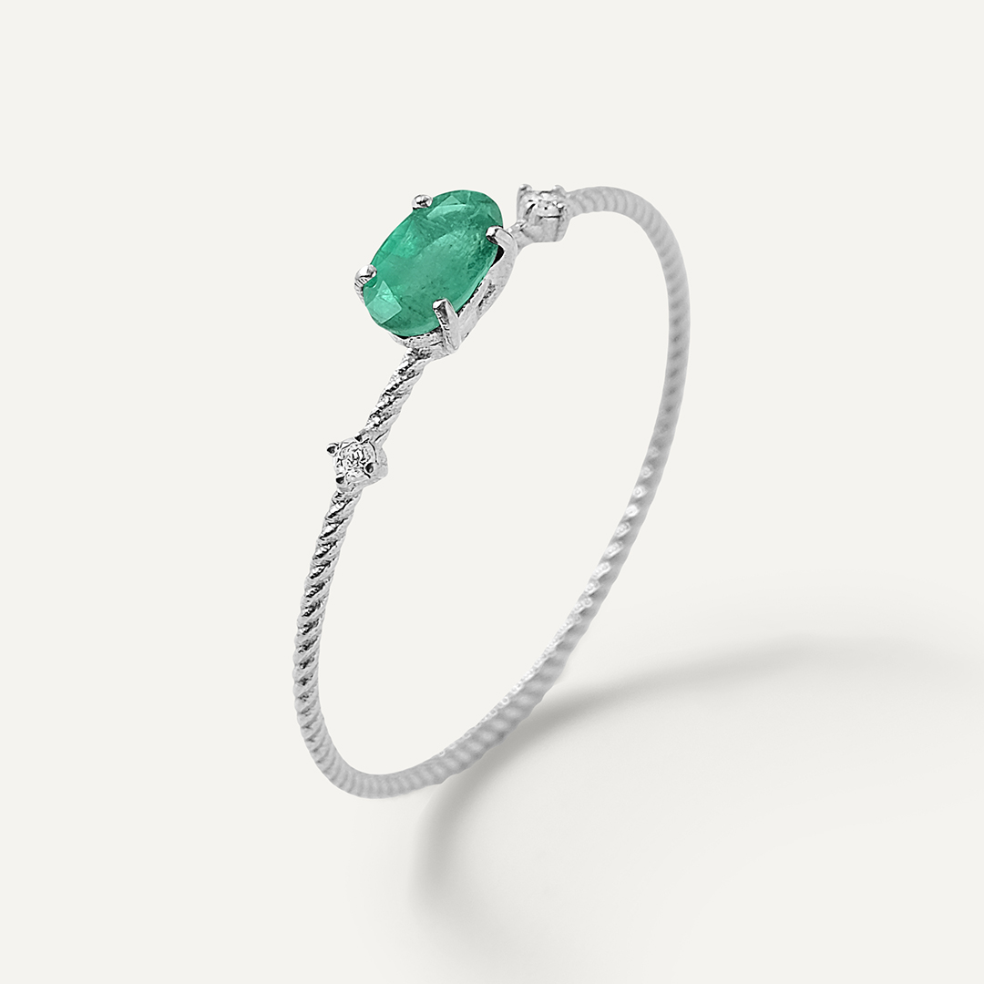 Кольцо из белого золота с изумрудом