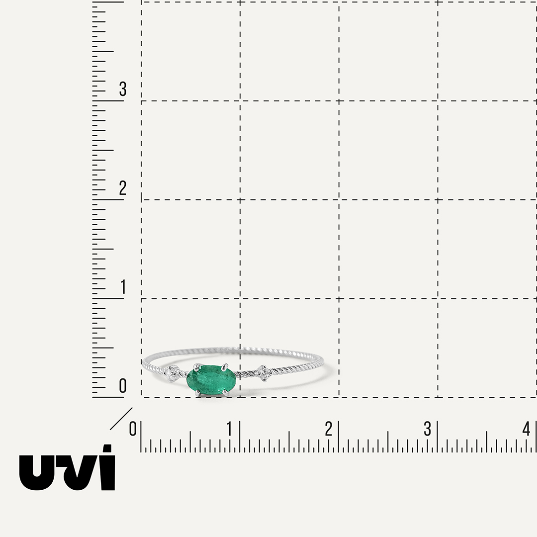 Кольцо из белого золота с изумрудом