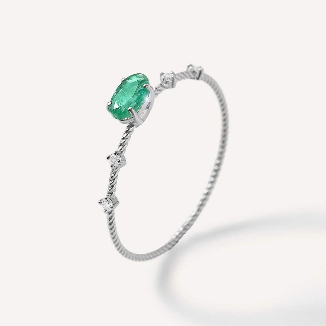 Кольцо из белого золота с изумрудом