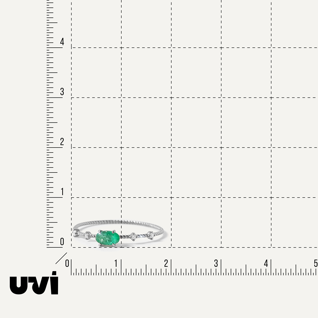 Кольцо из белого золота с изумрудом