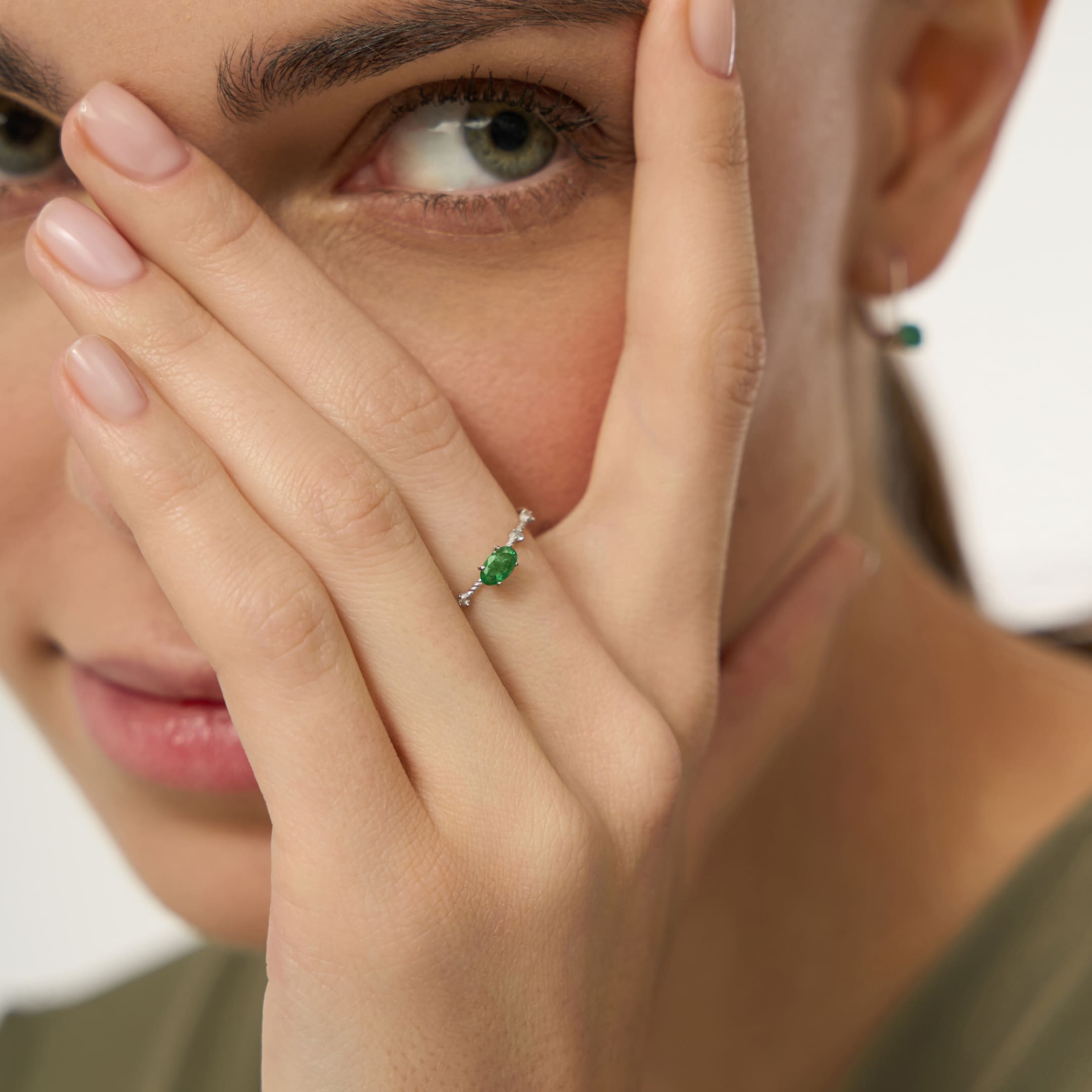 Кольцо из белого золота с изумрудом