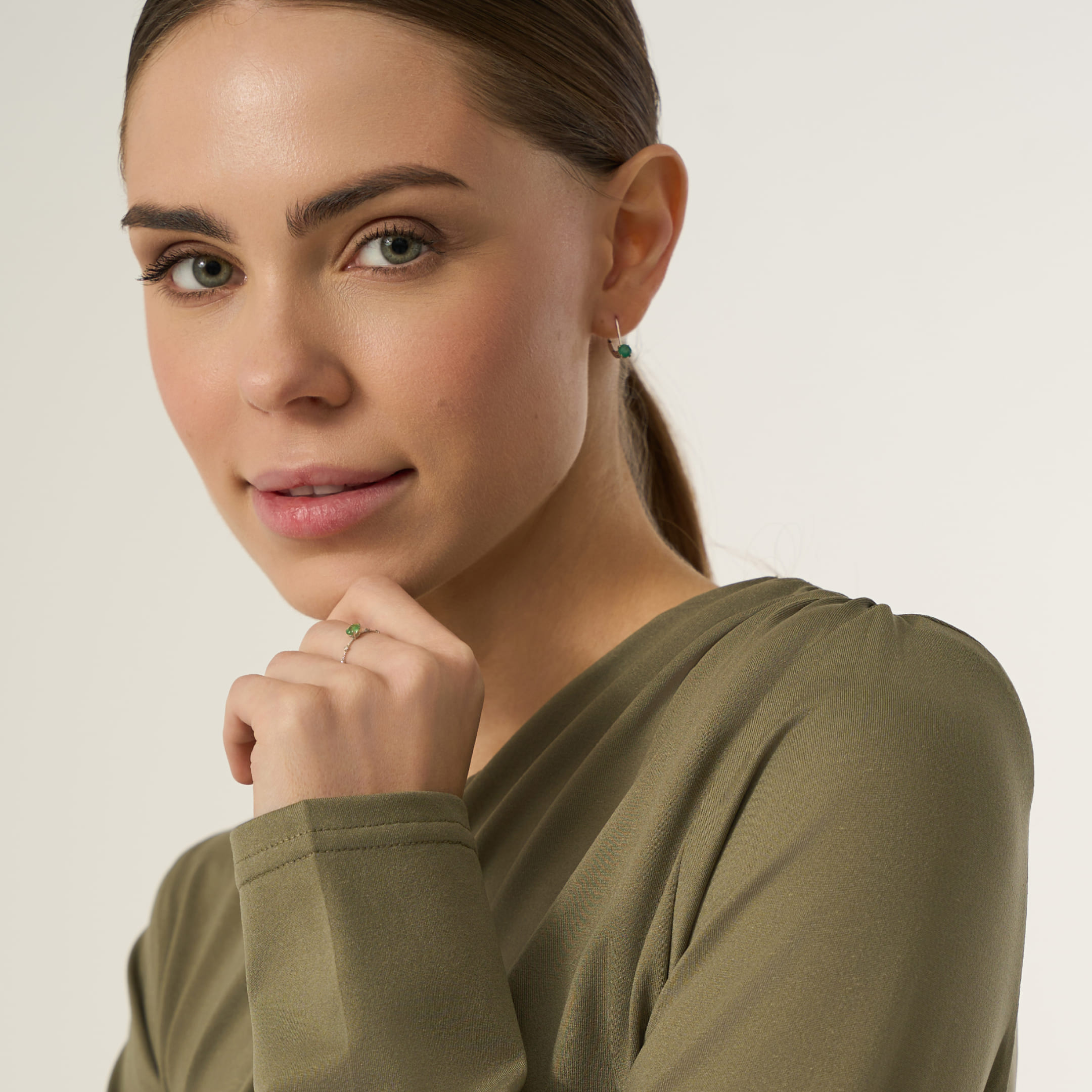 Кольцо из белого золота с изумрудом