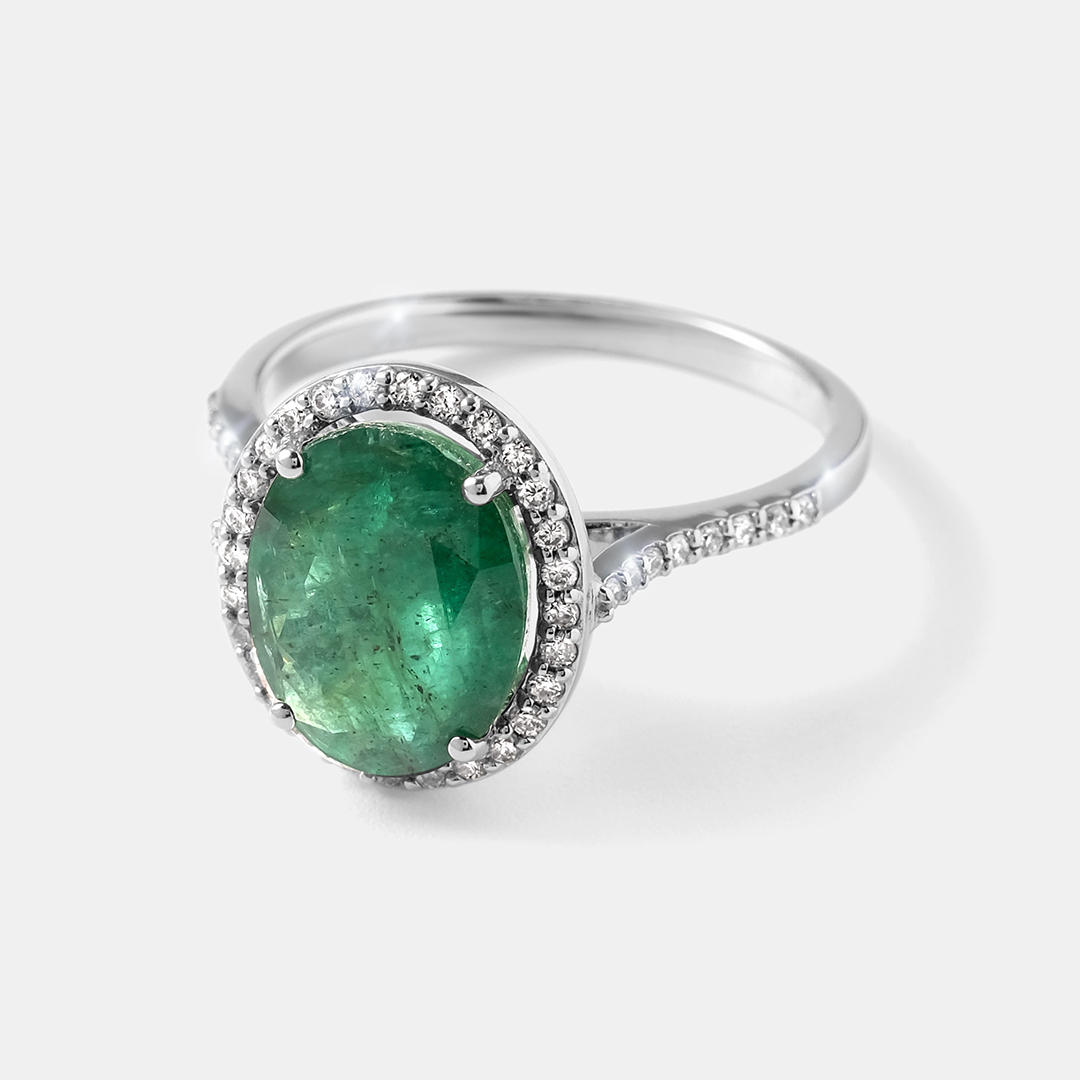 Кольцо из белого золота с изумрудом