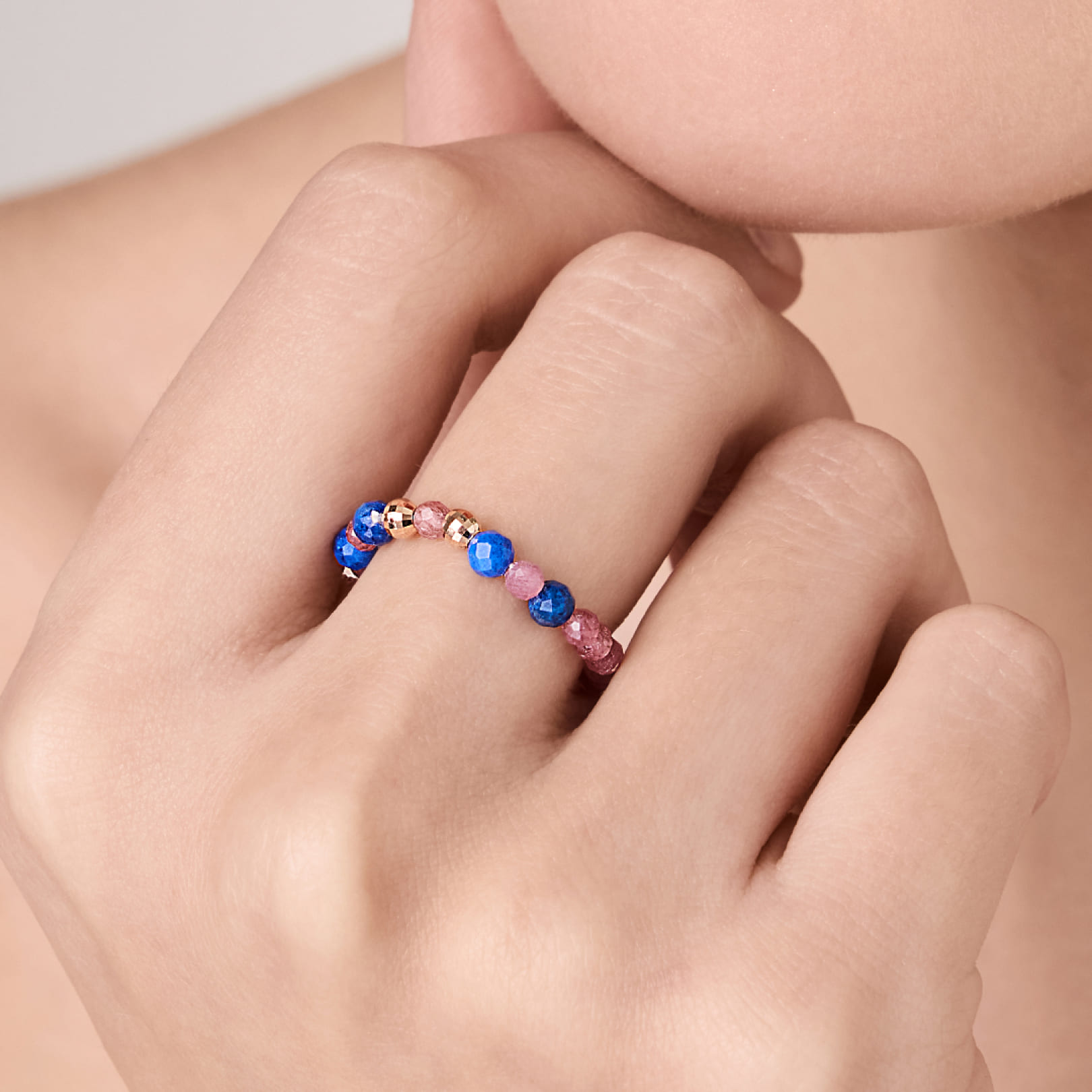 Кольцо из золота с турмалинами и лазуритами